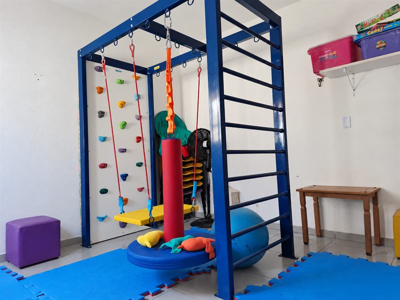 Sala de atividades com aparelho de escalada